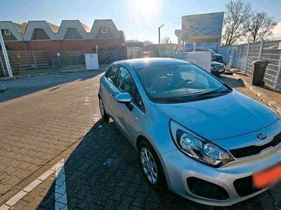 Second-hand Kia Rio 109 CP (80 kW) 2014 Argintiu Hatchback
