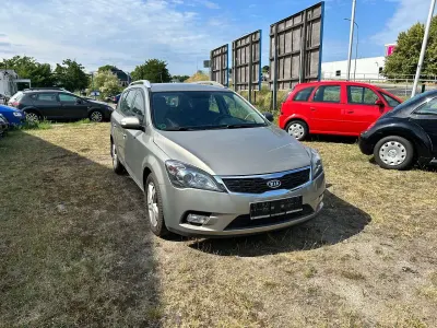 Gebraucht Kia Ceed Spirit 125 PS (91 kW) 2011 Beige Kleinwagen