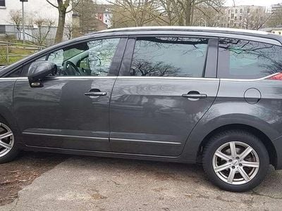 Grau Gebraucht 2016 Peugeot 5008 Van / Kleinbus | 9.000 € (Teuer)