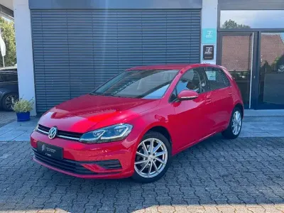 Gebraucht VW Golf VII Trendline 110 PS (80 kW) 2018 Rot Limousine
