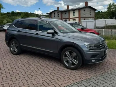 Gebraucht VW Tiguan Allspace Highline 239 PS (175 kW) 2018 Platinum grey metallic SUV