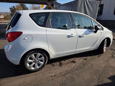 Weiß Gebraucht 2014 Opel Meriva Van / Kleinbus | 5.900 € (Fairer Preis)