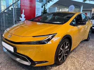 Neu Toyota Prius Executive 223 PS (164 kW) 2025 Gelb Kleinwagen