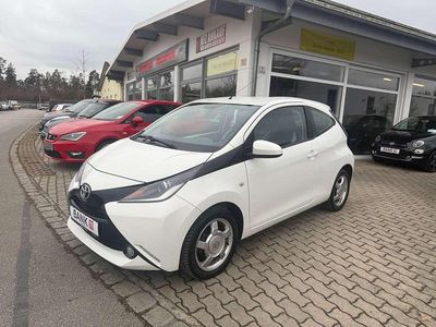 Gebraucht Toyota Aygo X-play 69 PS (50 kW) 2015 Weiß Kleinwagen
