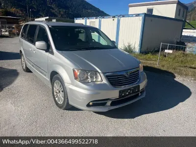 Usata Lancia Voyager Silver 163 CV (119 kW) 2012 Argento Monovolume