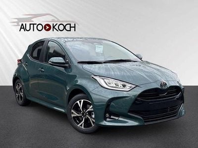Neu Toyota Yaris Hybrid 131 PS (96 kW) 2025 Grün Limousine