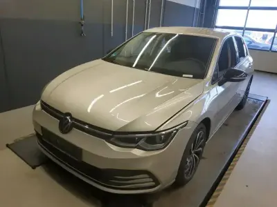 Gebraucht VW Golf VIII Move 131 PS (96 kW) 2023 Ivory silver (metallic) Limousine