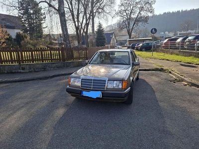 Second-hand Mercedes E230 132 CP (97 kW) 1990 Bej Berlinǎ