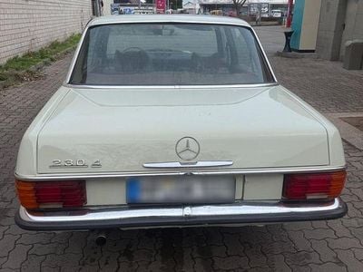 Second-hand Mercedes E230 120 CP (88 kW) 1974 Alb Berlinǎ