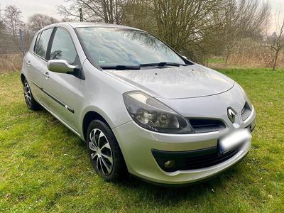 Gebraucht Renault Clio II 90 PS (66 kW) 2006 Silber Kleinwagen