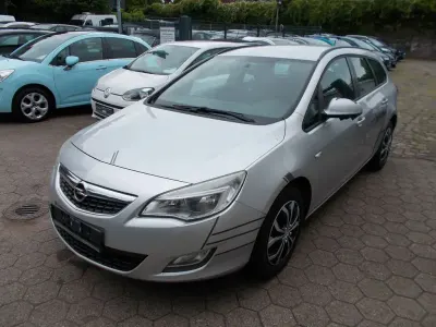 Gebraucht Opel Astra Selection 95 PS (69 kW) 2011 Argonsilber/sovereign/switchbl Kombi