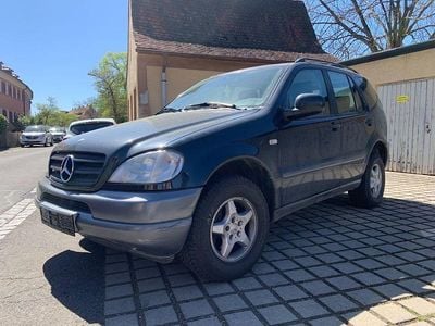 Second-hand Mercedes ML320 218 CP (160 kW) 1999 Negru SUV