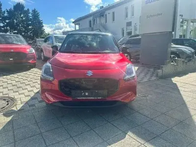 Gebraucht Suzuki Swift Comfort+ 82 PS (60 kW) 2025 Burning red /super black pearl Kleinwagen