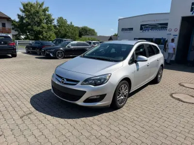 Gebraucht Opel Astra Edition 140 PS (102 kW) 2014 Argonsilber/sovereign/switchbl Kombi