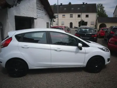 Gebraucht Ford Fiesta Celebration 101 PS (74 kW) 2017 Weiß Kleinwagen