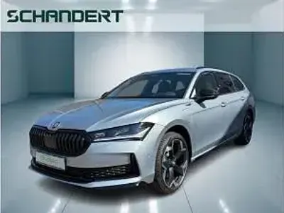 Neu Skoda Superb SportLine 204 PS (150 kW) 2026 Silber (pebble silber metallic (silber)) Kombi