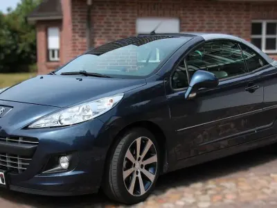 Gebraucht Peugeot 207 CC 156 PS (114 kW) 2012 Blau Cabrio