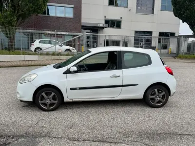 Gebraucht Renault Clio III Expression 75 PS (55 kW) 2011 Weiß Kleinwagen