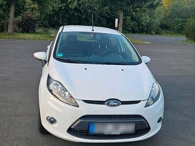 Gebraucht Ford Fiesta 84 PS (61 kW) 2012 Weiß Kleinwagen
