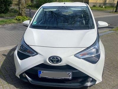 Begagnad Toyota Aygo X-play 72 HK (52 kW) 2019 Vit Halvkombi