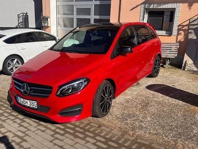 Gebraucht Mercedes B200 AMG line 150 PS (110 kW) 2019 Rot Van / Kleinbus