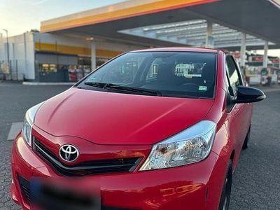 Second-hand Toyota Yaris 69 CP (50 kW) 2012 Roșu Hatchback
