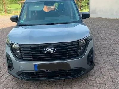 Używany Ford Tourneo Courier Trend 125 KM (91 kW) 2024 Srebrny Minivan