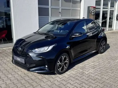 Neu Toyota Yaris Hybrid 117 PS (86 kW) 2025 Mysticschwarz mica Limousine