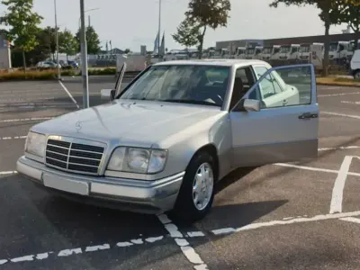 Gebraucht Mercedes 200 136 PS (100 kW) 1993 Silber Limousine