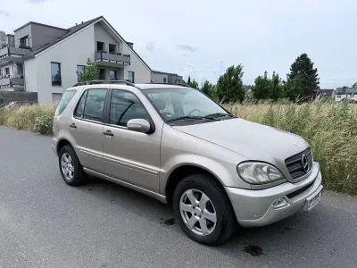 Gebraucht Mercedes ML270 163 PS (119 kW) 2002 Gold SUV