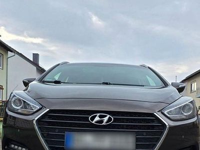 Gebraucht Hyundai i40 Premium 141 PS (103 kW) 2016 Braun Kombi