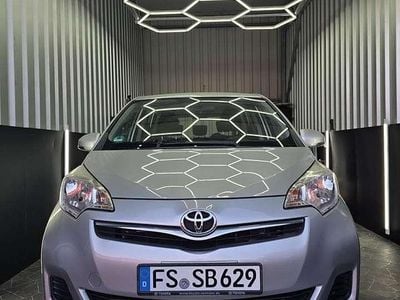 Gebraucht Toyota Verso-S Club 90 PS (66 kW) 2012 Silber Van / Kleinbus