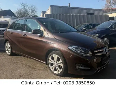 Gebraucht Mercedes B180 Urban 122 PS (89 kW) 2015 Braun Kleinwagen