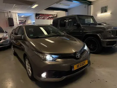 Gebraucht Toyota Auris Hybrid 99 PS (72 kW) 2019 Grau Limousine