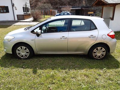 Second-hand Toyota Auris 99 CP (72 kW) 2010 Argintiu Hatchback