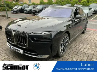 Gebraucht BMW 750e Performance 489 PS (359 kW) 2023 Schwarz Limousine