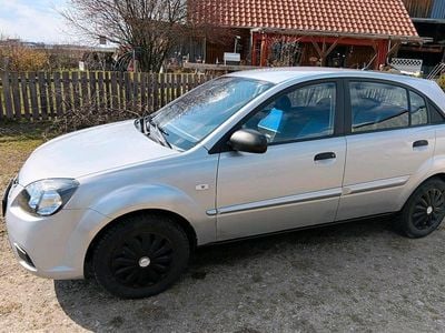 Gebraucht Kia Rio 97 PS (71 kW) 2010 Silber Kleinwagen