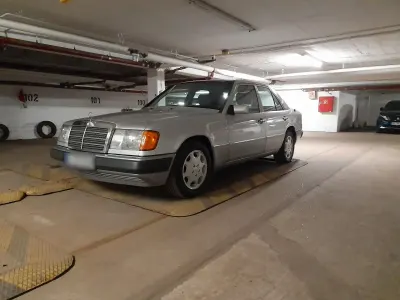 Gebraucht Mercedes E220 150 PS (110 kW) 1993 Silber Limousine