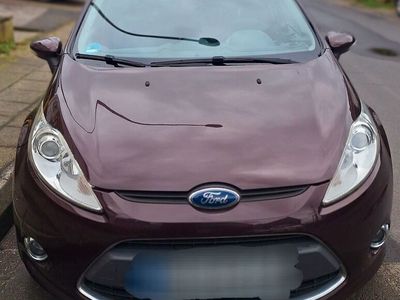 gebraucht Ford Fiesta 1,25 60kW Titanium Farbe: Morello