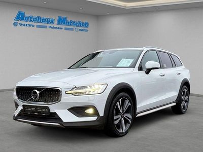 Weiß Gebraucht 2020 Volvo V60 CC Pro Kombi | 35.450 € (Teuer)
