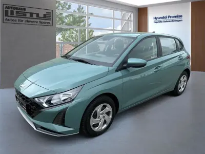 Gebraucht Hyundai i20 Select 101 PS (74 kW) 2025 Mangrove green Kleinwagen