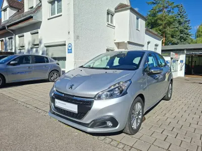 Gebraucht Peugeot 208 Allure 110 PS (80 kW) 2017 Aluminiumgrau Kleinwagen