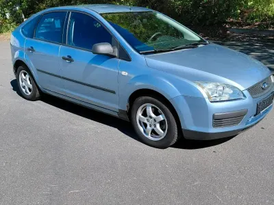 Second-hand Ford Focus 115 CP (84 kW) 2005 Albastru Hatchback