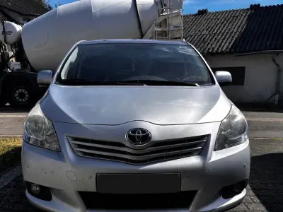 Gebraucht Toyota Verso 132 PS (97 kW) 2011 Silber Van / Kleinbus