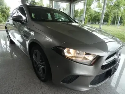 Gebraucht Mercedes A180 116 PS (85 kW) 2019 Mojavesilber Limousine