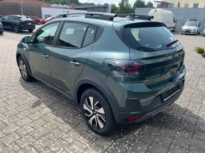 Neu Dacia Sandero Expression 122 PS (89 kW) 2026 Grün Limousine