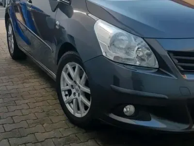 Gebraucht Toyota Verso 150 PS (110 kW) 2010 Silber Van / Kleinbus