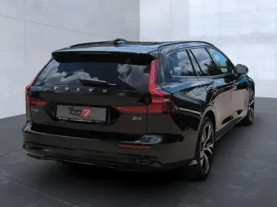Gebraucht Volvo V60 Plus 197 PS (144 kW) 2025 Onyx black (metallic) Kombi