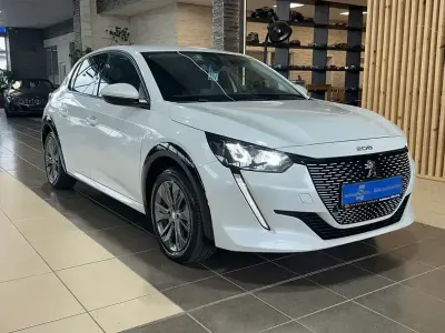 Gebraucht Peugeot e-208 Allure 100 kW (136 PS) 2022 Weiß lack weiss perlglänzend/typ aussenv (metallic) Kleinwagen