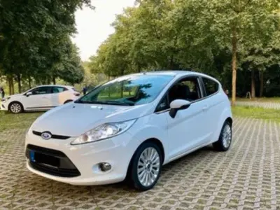 Używany Ford Fiesta Titanium 97 KM (71 kW) 2009 Biały Sedan/Limuzyna